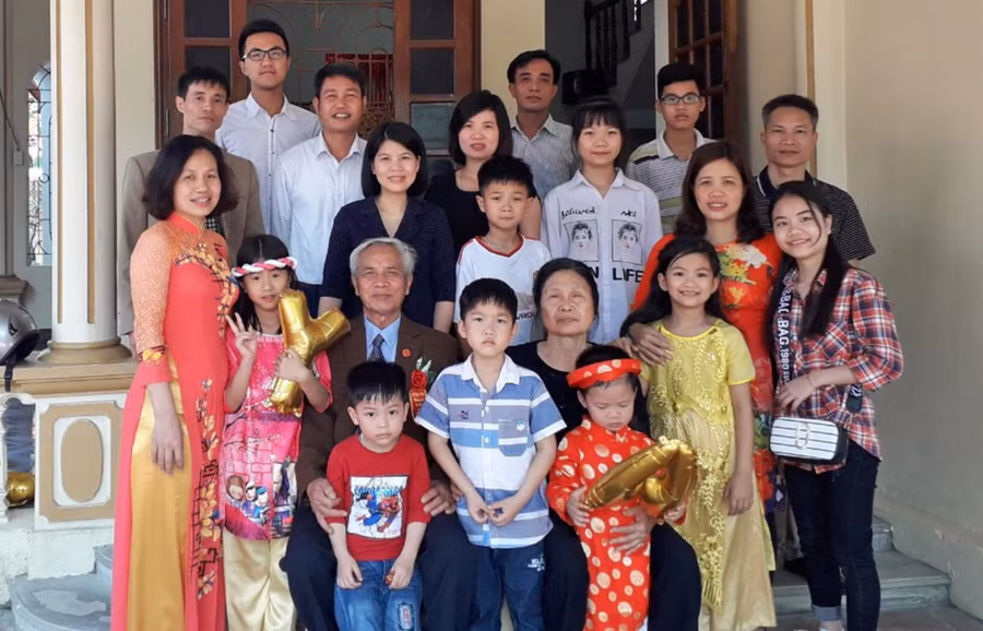 Vợ chồng nhà giáo Bùi Khắc Thái vui vầy bên con cháu. Ảnh: Lường Toán