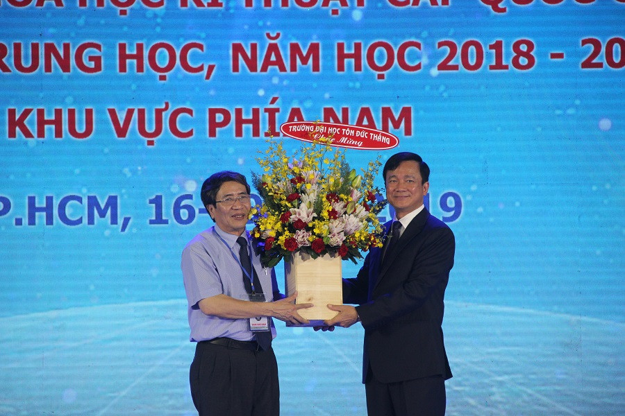 Ông Lê Vinh Danh, Hiệu trưởng Trường ĐH Tôn Đức Thắng tặng hoa cho đại diện Ban chỉ đạo cuộc thi