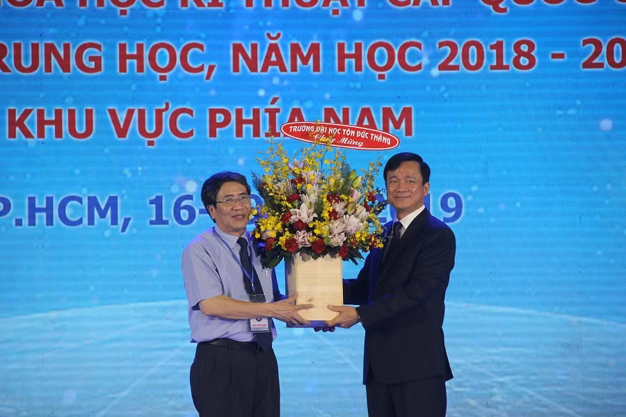 Ông Lê Vinh Danh, Hiệu trưởng Trường ĐH Tôn Đức Thắng tặng hoa cho đại diện Ban chỉ đạo cuộc thi