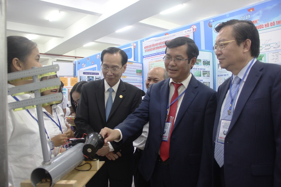 Lãnh đạo Bộ GD&ĐT, đại diện lãnh đạo UBND TP.HCM, Sở GD&ĐT TP tham quan các gian triển lãm dự án của học sinh