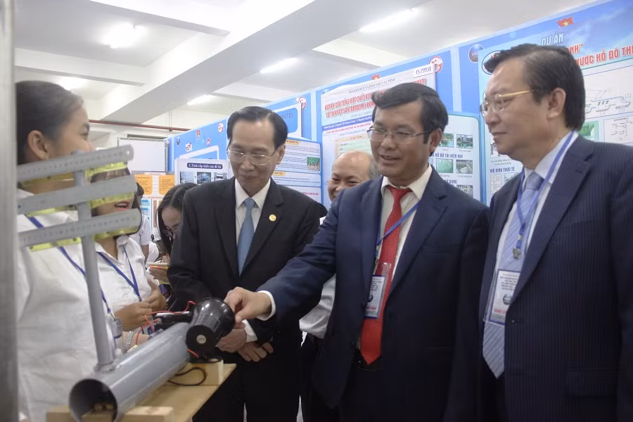 Lãnh đạo Bộ GD&ĐT, đại diện lãnh đạo UBND TP.HCM, Sở GD&ĐT TP tham quan các gian triển lãm dự án của học sinh