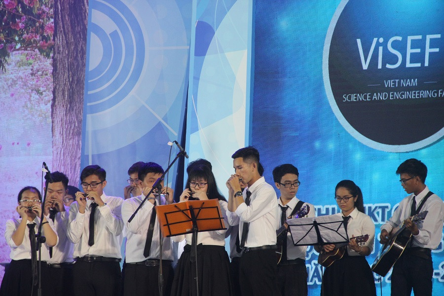 Học sinh Trường THPT Chuyên Lê Hồng Phong, TP.HCM mở đầu lễ khai mạc với các tiết mục văn nghệ hấp dẫn