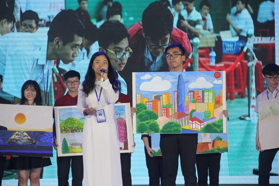 Học sinh đại diện cho từng tỉnh, thành giới thiệu tại lễ khai mạc