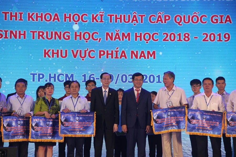 Thứ trưởng Nguyễn Văn Phúc và ông Lê Thanh Liêm, Phó Chủ tịch Thường trực UBND TP.HCM, trao cờ lưu niệm cho các Sở GD&ĐT tham dự cuộc thi 