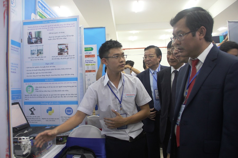 Các đại biểu dành lời khen cho dự án của học sinh Trường THPT Kon Tum, tỉnh Kon Tum