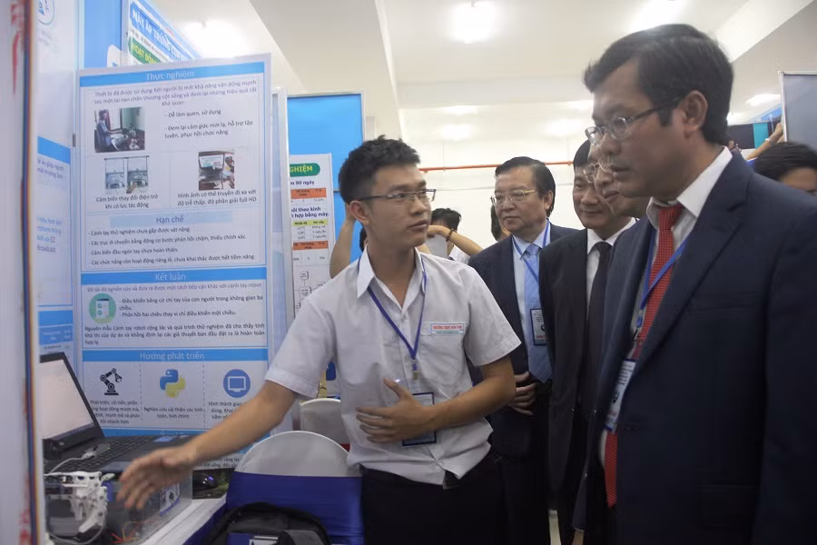 Các đại biểu dành lời khen cho dự án của học sinh Trường THPT Kon Tum, tỉnh Kon Tum