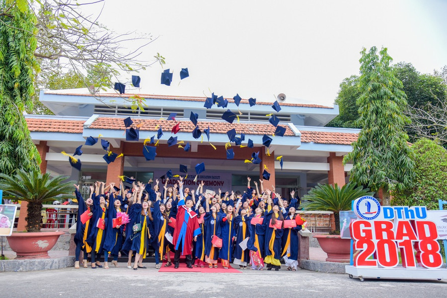 Sinh viên Trường ĐH Đồng Tháp rạng ngời tự tin trong lễ tốt nghiệp. Sinh viên Trường ĐH Đồng Tháp rạng ngời tự tin trong lễ tốt nghiệp.