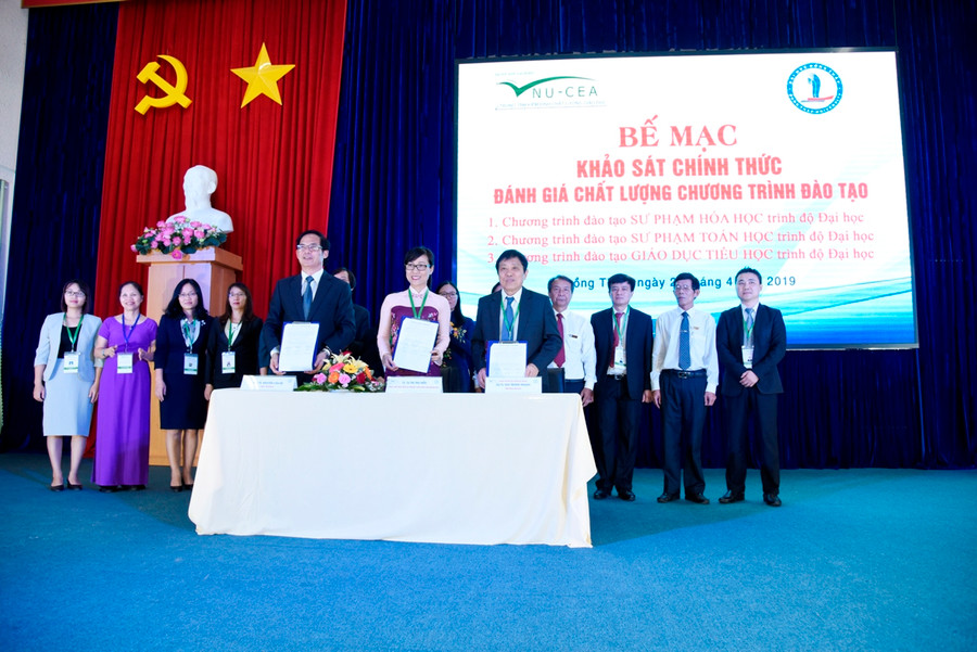 Trung tâm KĐCLGD - ĐHQGHN và Trường ĐH Đồng Tháp ký kết Biên bản hoàn thành đợt khảo sát chính thức đánh giá chất lượng 3 chương trình đào tạo.