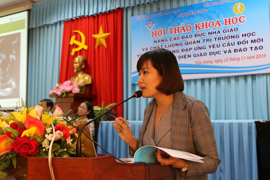 Các đại biểu trình bày tham luận tại hội thảo.