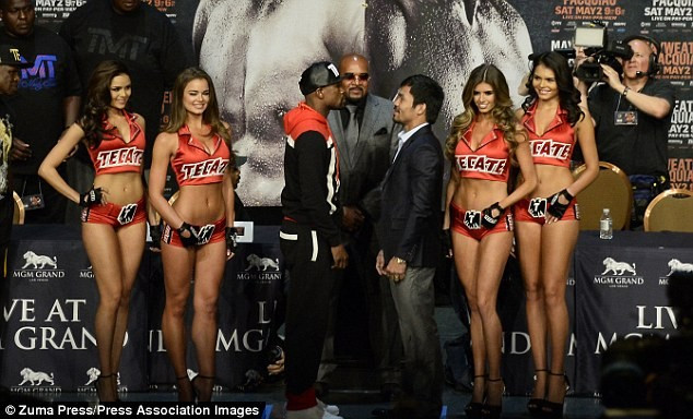 Bốn người mẫu xuất hiện ở buổi họp báo trước trận quyền anh trị giá 300 triệu USD giữa Mayweather và Pacquiao ở Las Vegas. Bốn người mẫu tiếp lửa trận Mayweather - Pacquiao