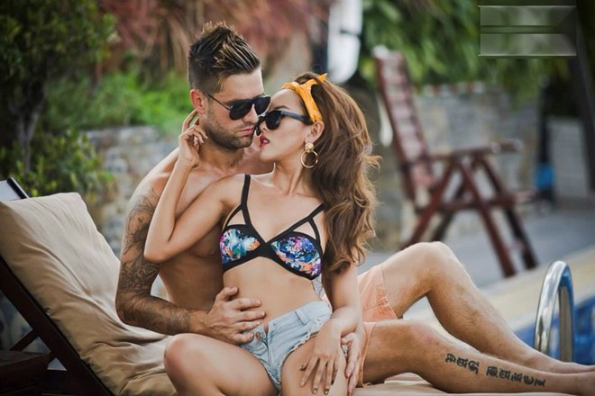 Myno nóng bỏng bên chồng. Sau khi sinh 3 tháng, thân hình của cô thon gọn, giảm từ 59 kg xuống 47 kg. Thời gian này, bà mẹ một con tích cực học thêm tiếng Anh và Hà Lan để thuận tiện cho việc giao tiếp với nhà chồng, và chuẩn bị cho các chuyến lưu diễn sắp tới. 5 nữ DJ Việt xinh đẹp nổi tiếng hiện nay