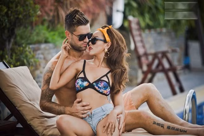 Myno nóng bỏng bên chồng. Sau khi sinh 3 tháng, thân hình của cô thon gọn, giảm từ 59 kg xuống 47 kg. Thời gian này, bà mẹ một con tích cực học thêm tiếng Anh và Hà Lan để thuận tiện cho việc giao tiếp với nhà chồng, và chuẩn bị cho các chuyến lưu diễn sắp tới. 5 nữ DJ Việt xinh đẹp nổi tiếng hiện nay