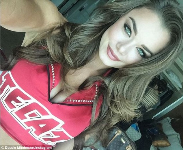 Dessie Mitcheson lọt top 10 người đẹp ở cuộc thi Hoa hậu Pennsylvania khi 18 tuổi. Cô là gương mặt quen thuộc của Playboy và võ đài MGM Grand. Mitcheson nằm trong danh sách 100 người đẹp của tạp chí Maxim năm 2013. Bốn người mẫu tiếp lửa trận Mayweather - Pacquiao