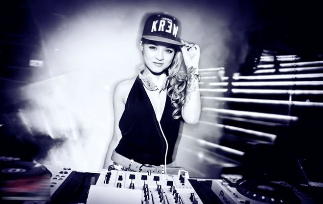 Melo theo nghề DJ từ năm 18 tuổi và đi làm tại một quán bar hiphop có tiếng ở Sài Gòn lúc đó. Tốt nghiệp cấp 3, Melo học ngành Quản trị Du lịch Khách sạn. Nghề DJ đến với cô khá tình cờ. Trong lần đi xem một show diễn, âm nhạc của DJ đã thu hút, khiến cô quyết tâm theo đuổi. 5 nữ DJ Việt xinh đẹp nổi tiếng hiện nay