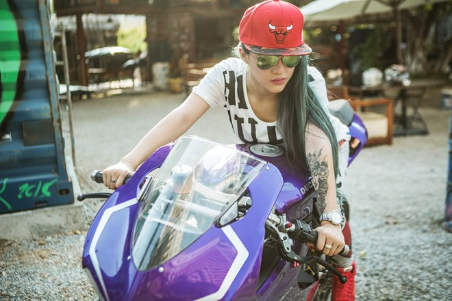 Ngoài DJ, Melo còn thích sưu tầm xe mô hình, múa, đàn, hát... Sở trường của nữ DJ là hiphop, R&B. Cô gái 23 tuổi tự tin khẳng định là nữ DJ chơi tốt turntable - loại thiết bị DJ khó chơi nhất và đòi hỏi phải tập luyện nhiều mỗi ngày. Cô kể: "Mình tập luyện đến nỗi bị chai tay và rướm máu. Bàn xoay cơ của turntable không dùng công nghệ digital để xử lý, mà dùng tay và nghe bằng tai để điều khiển". Lúc mới ra nghề, Melo làm ở những địa điểm giải trí nổi tiếng ở Sài Gòn, chương trình Festival Escape Summer Love với hơn 10.000 khán giả. Ngoài ra, cô còn có một chuyến lưu diễn xuyên châu Á. 5 nữ DJ Việt xinh đẹp nổi tiếng hiện nay