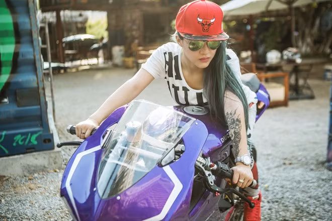 Ngoài DJ, Melo còn thích sưu tầm xe mô hình, múa, đàn, hát... Sở trường của nữ DJ là hiphop, R&B. Cô gái 23 tuổi tự tin khẳng định là nữ DJ chơi tốt turntable - loại thiết bị DJ khó chơi nhất và đòi hỏi phải tập luyện nhiều mỗi ngày. Cô kể: "Mình tập luyện đến nỗi bị chai tay và rướm máu. Bàn xoay cơ của turntable không dùng công nghệ digital để xử lý, mà dùng tay và nghe bằng tai để điều khiển". Lúc mới ra nghề, Melo làm ở những địa điểm giải trí nổi tiếng ở Sài Gòn, chương trình Festival Escape Summer Love với hơn 10.000 khán giả. Ngoài ra, cô còn có một chuyến lưu diễn xuyên châu Á. 5 nữ DJ Việt xinh đẹp nổi tiếng hiện nay