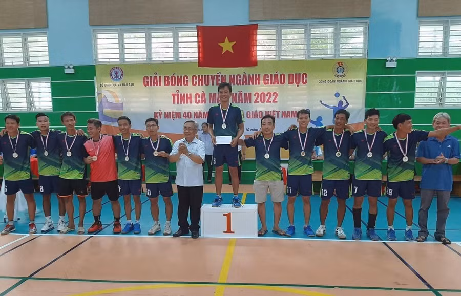 Ban Tổ chức trao giải cho các đội.