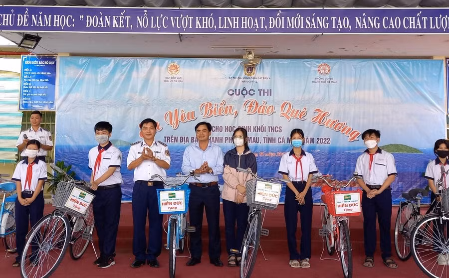 Hải đoàn 42, Bộ Tư lệnh Vùng Cảnh sát biển 4 trao xe đạp, quà cho học sinh hoàn cảnh khó khăn vươn lên học giỏi tại Cà Mau.