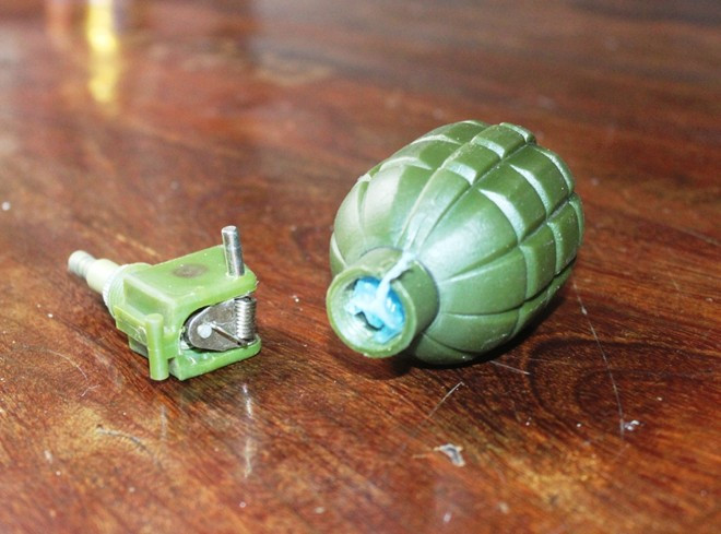 Quả lựu đạn mà cháu Thành nhặt được đem về chơi thì phát nổ. Quả lựu đạn mà cháu Thành nhặt được đem về chơi thì phát nổ.