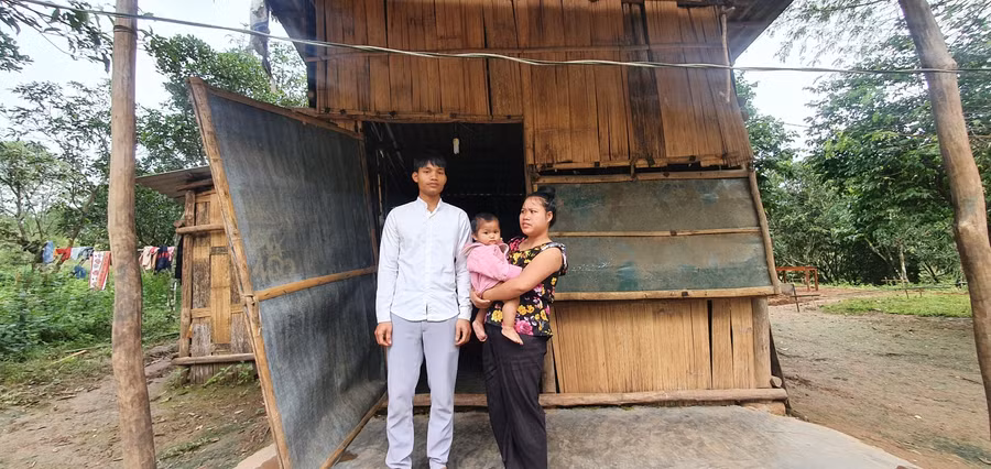 Hai vợ chồng và căn nhà tạm bợ.