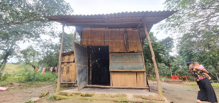 Ngồi nhà của hai vợ chồng được xây dựng tạm bợ, với khoảng 20 mét vuông.