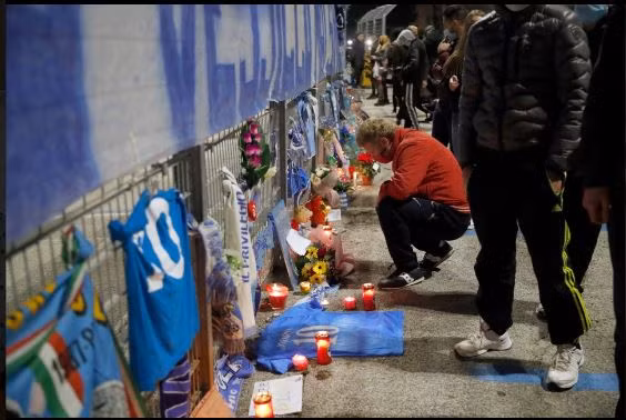 Đông đảo người hâm mộ trên khắp thế giới đã tỏ lòng thương tiếc khi trái tim vũ điệu Tango ngừng đập.