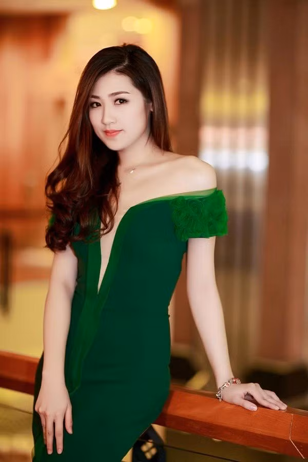 Dương Tú Anh sở hữu vẻ đẹp khá “lạ” so với dàn thí sinh của cuộc thi Hoa hậu Việt Nam 2012. Gương mặt cô sinh viên Học viện Báo chí và Truyền truyền mang nét bầu bĩnh, dễ thương ưa nhìn của một hotgirl. Thậm chí nhiều fan còn cho rằng Tú Anh giống với gái Nhật hơn là gái Việt. 