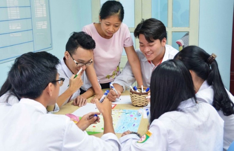 Cô trò gắn kết ở trường. Ảnh: An Nhiên Cô trò gắn kết ở trường. Ảnh: An Nhiên