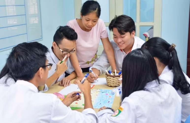 Cô trò gắn kết ở trường. Ảnh: An Nhiên