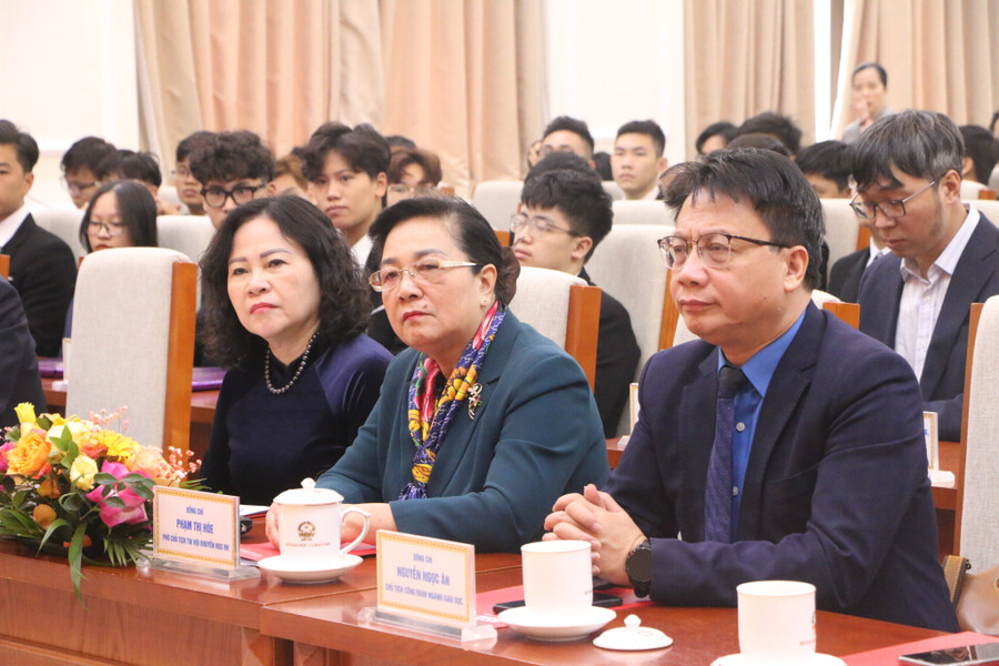 Đại biểu tham dự buổi lễ.