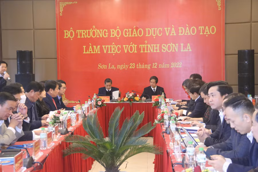 Quang cảnh buổi làm việc.