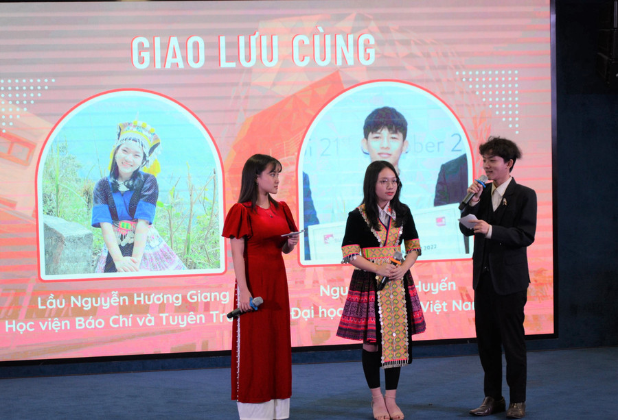 Lầu Nguyễn Hương Giang – sinh viên Học viện Báo chí và Tuyên truyền chia sẻ tại gala.