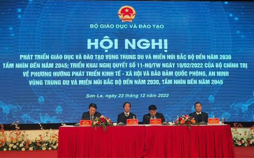 Chủ trì hội nghị (từ trái qua phải): Chủ nhiệm Ủy ban dân tộc Hầu A Lềnh; Bộ trưởng Nguyễn Kim Sơn; Chủ nhiệm Ủy ban Văn hóa, Giáo dục của Quốc hội Nguyễn Đắc Vinh; Bí thư Tỉnh ủy Sơn La Nguyễn Hữu Đông. Chủ trì hội nghị (từ trái qua phải): Chủ nhiệm Ủy ban dân tộc Hầu A Lềnh; Bộ trưởng Nguyễn Kim Sơn; Chủ nhiệm Ủy ban Văn hóa, Giáo dục của Quốc hội Nguyễn Đắc Vinh; Bí thư Tỉnh ủy Sơn La Nguyễn Hữu Đông.