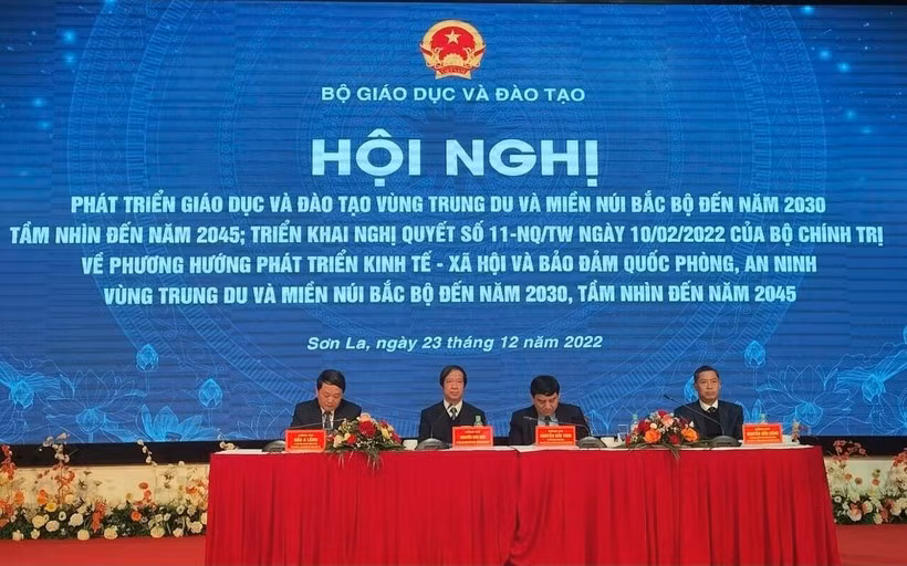 Chủ trì hội nghị (từ trái qua phải): Chủ nhiệm Ủy ban dân tộc Hầu A Lềnh; Bộ trưởng Nguyễn Kim Sơn; Chủ nhiệm Ủy ban Văn hóa, Giáo dục của Quốc hội Nguyễn Đắc Vinh; Bí thư Tỉnh ủy Sơn La Nguyễn Hữu Đông.
