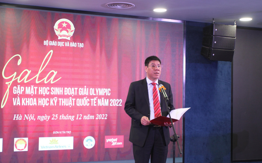 Ông Huỳnh Văn Chương, Cục trưởng Cục Quản lý chất lượng (Bộ GD&amp;ĐT) phát biểu tại gala.