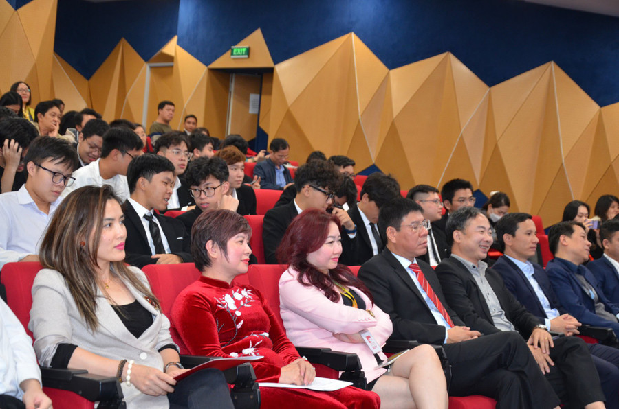 Các đại biểu tham dự gala.