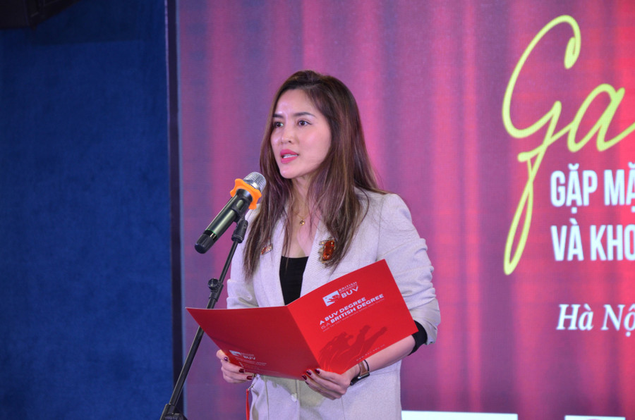 Bà Võ Hồng Hạnh, Giám đốc Marketing, Truyền thông và Tuyển sinh, Hợp tác, Trường Đại học Anh quốc Việt Nam chia sẻ tại gala.