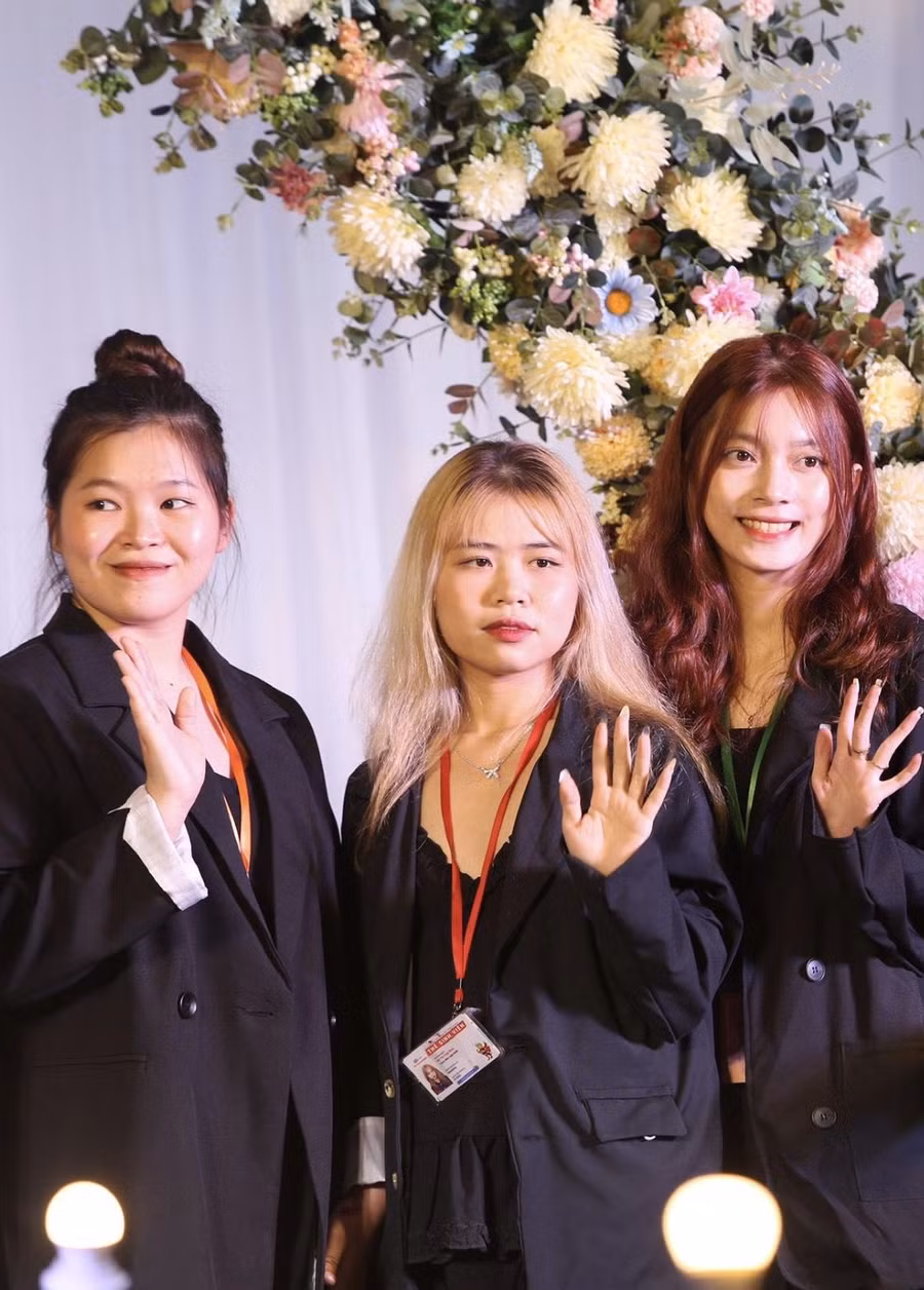 Nhóm Win, tác giả của tác phẩm "Tuổi thơ cùng cha". Nhóm Win, tác giả của tác phẩm "Tuổi thơ cùng cha".