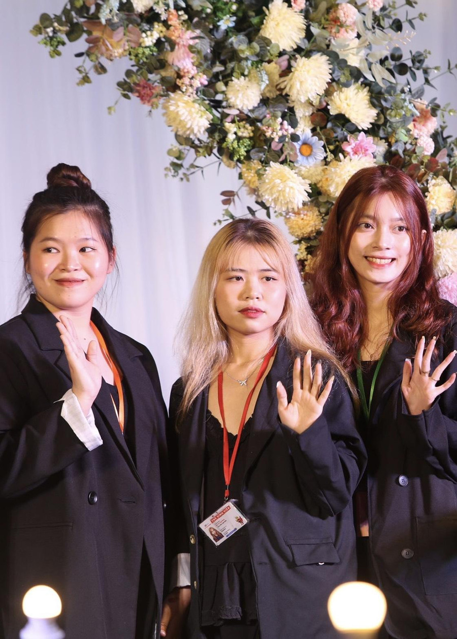 Nhóm Win, tác giả của tác phẩm "Tuổi thơ cùng cha". Nhóm Win, tác giả của tác phẩm "Tuổi thơ cùng cha".