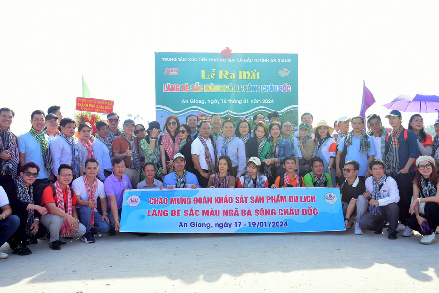 An Giang ra mắt Làng bè sắc màu ngã ba sông Châu Đốc.