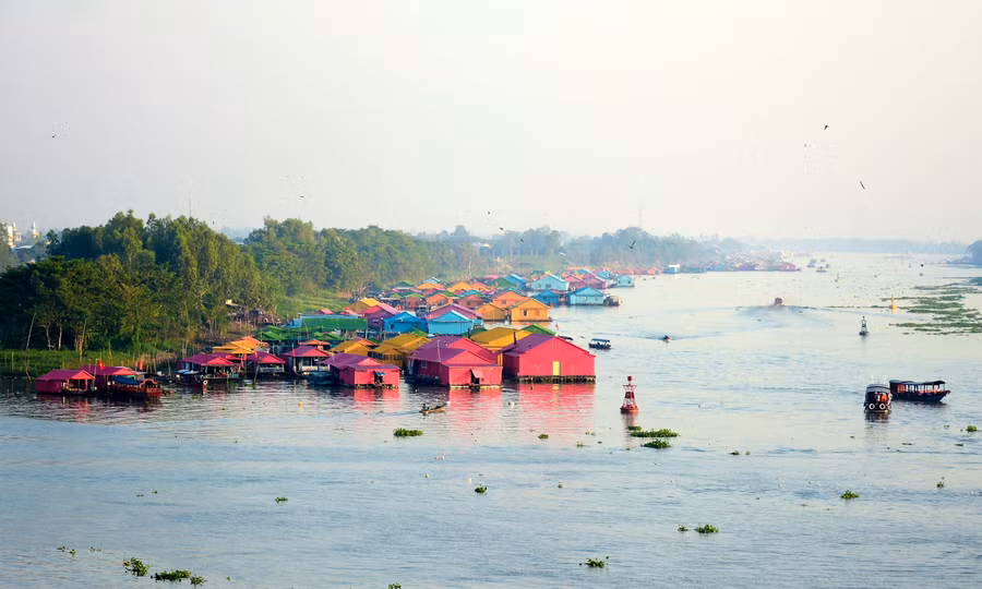 Làng bè Châu Đốc lung linh sắc màu. (Ảnh: T.T).