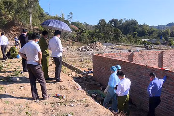 Giết bạn rồi giấu xác dưới đống gạch