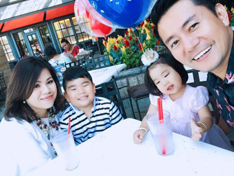 Trương Minh Cường hạnh phúc bên vợ đại gia và hai con tại Mỹ - Ảnh 1 Truong Minh Cuong hanh phuc ben vo dai gia va hai con tai My - Anh 1