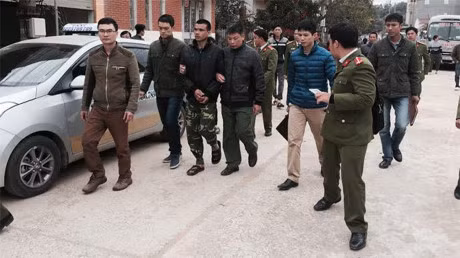 Giet ban roi giau xac duoi dong gach - Anh 1