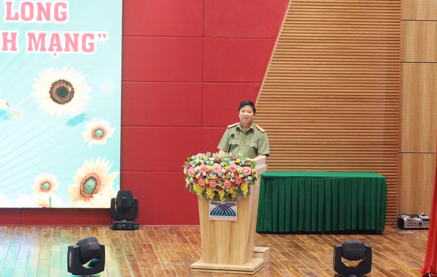 Đại tá Trần Quốc Phục - Phó Giám đốc Công an tỉnh Vĩnh Long phổ biến những kiến thức cơ bản về Luật An ninh mạng.