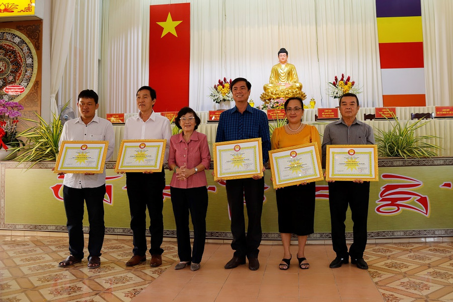 Tặng bằng khen của Trung ương Hội khuyến học Việt Nam cho tập thể và cá nhân.