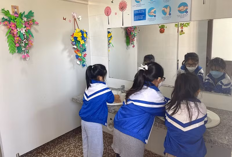 “Nhà vệ sinh thân thiện” giúp học sinh thoát khỏi nỗi ám ảnh khi đến trường. Ảnh: TG