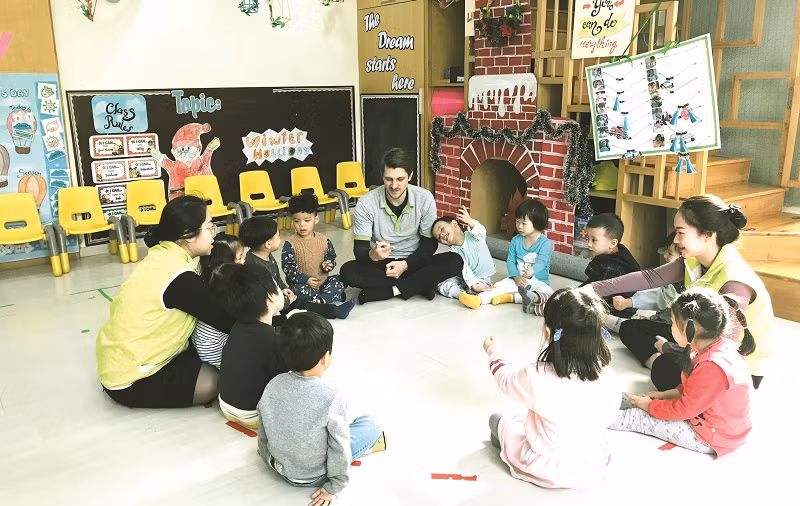 Trường MN Eduplay (Hà Nội) trong những ngày đón học sinh đi học đông vui. Ảnh: TG