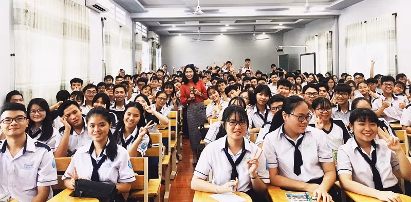 ThS Lê Thị Hồng Anh trong một buổi nói chuyện chuyên đề với học sinh. Ảnh: NVCC