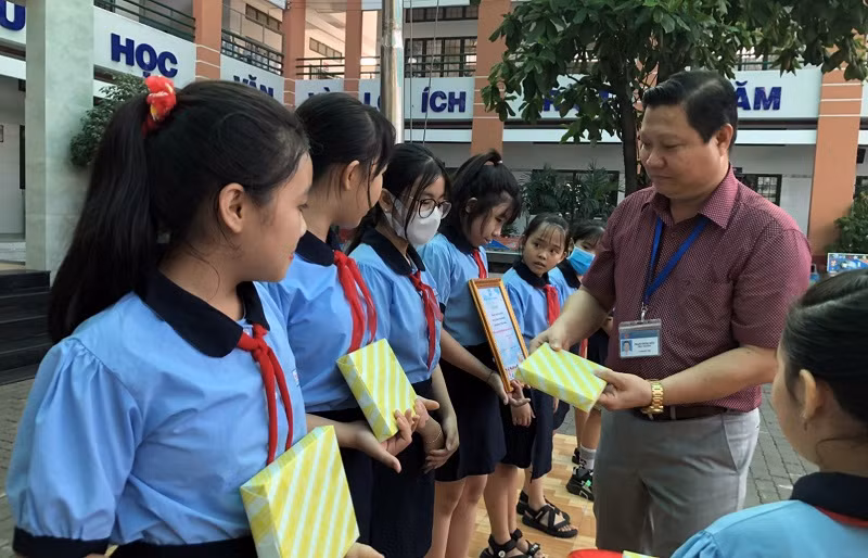 Trường Tiểu học Phạm Văn Hai (huyện Bình Chánh, TPHCM) tuyên dương học sinh thời điểm trước dịch. Ảnh: NVCC